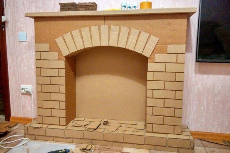 Cheminée de bricolage avec un portail rond à partir de boîtes