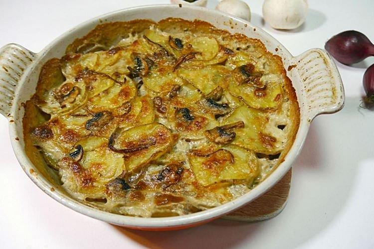 Pommes de terre aux champignons sous crème sure et mayonnaise au four - recettes