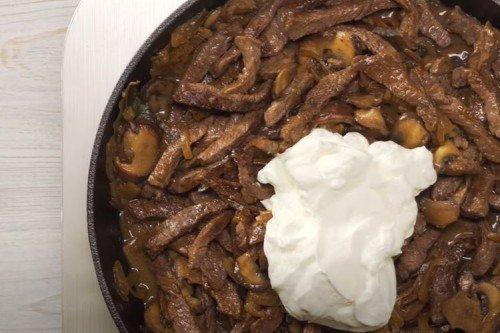 Bœuf stroganoff maison - une recette classique étape par étape