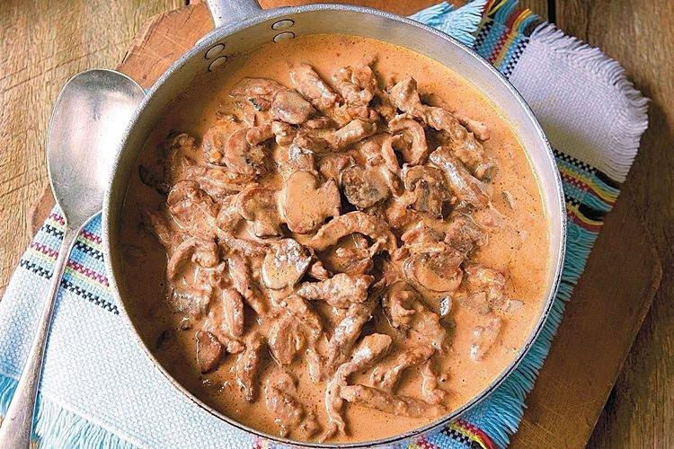Stroganoff de boeuf à la pâte de tomate - une recette classique
