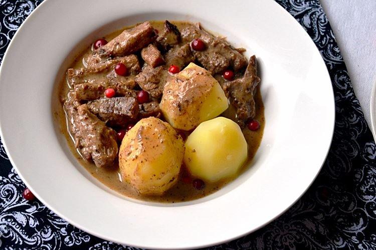 Stroganoff de boeuf aux airelles et au vin rouge - une recette classique