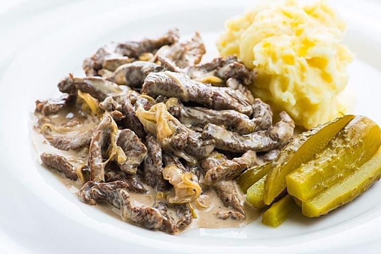 Boeuf stroganoff aux cornichons - une recette classique