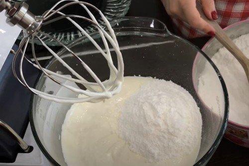 Crème sure sans cuisson - une recette étape par étape