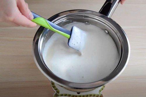 Gâteau au miel classique avec deux types de crème - recette étape par étape