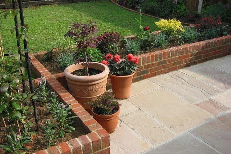 Parterres de fleurs en briques de bricolage