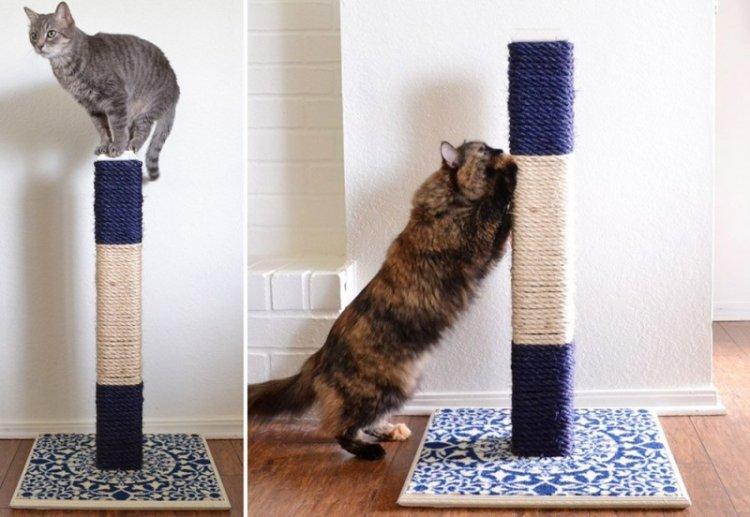 Griffoir haut de bricolage sur le tapis de chat