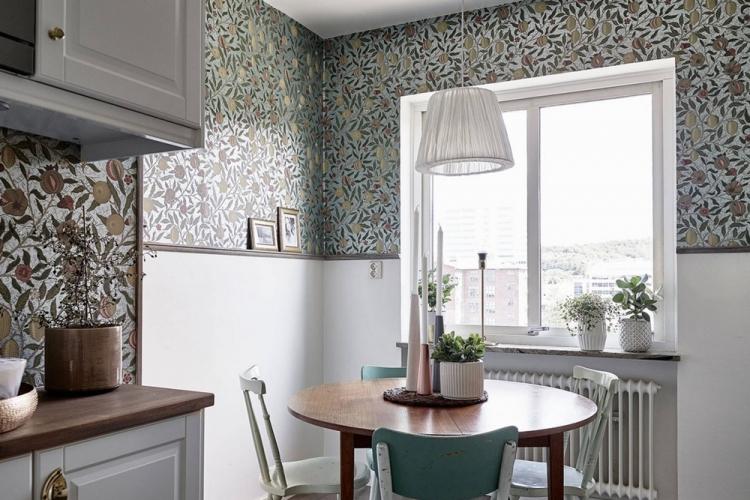 Combinaison verticale et horizontale de papier peint dans la cuisine