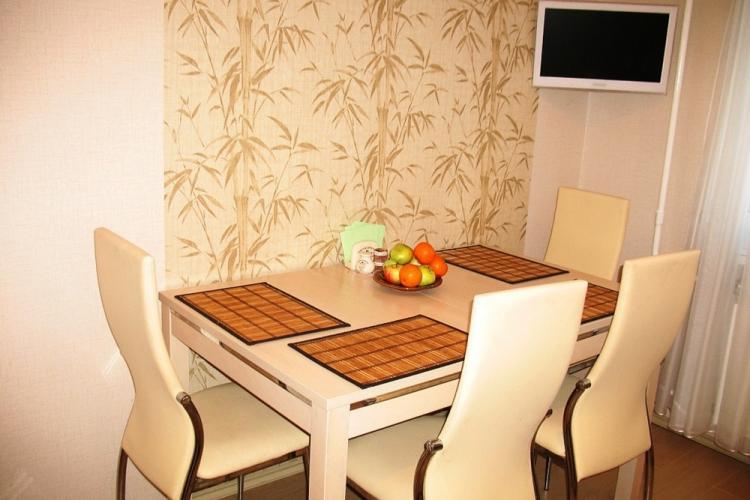 Combinaison verticale et horizontale de papier peint dans la cuisine