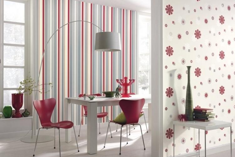 Combiner du papier peint dans la cuisine-salon