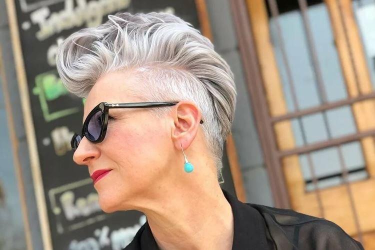 Asymétrie avec une tempe rasée - Coupes de cheveux courtes pour les femmes après 40 ans