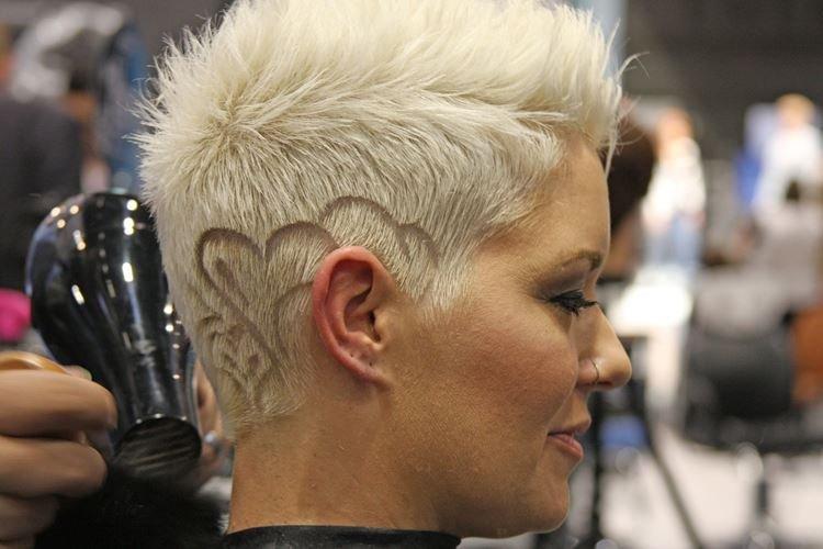 Coupes de cheveux avec coupes artistiques - Coupes de cheveux courtes pour les femmes après 40 ans