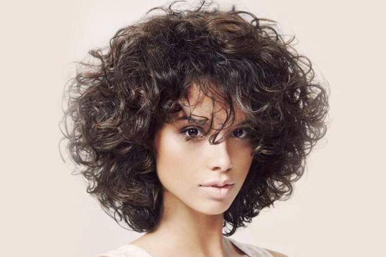Coupes de cheveux courtes pour cheveux bouclés : 10 belles idées (photo)