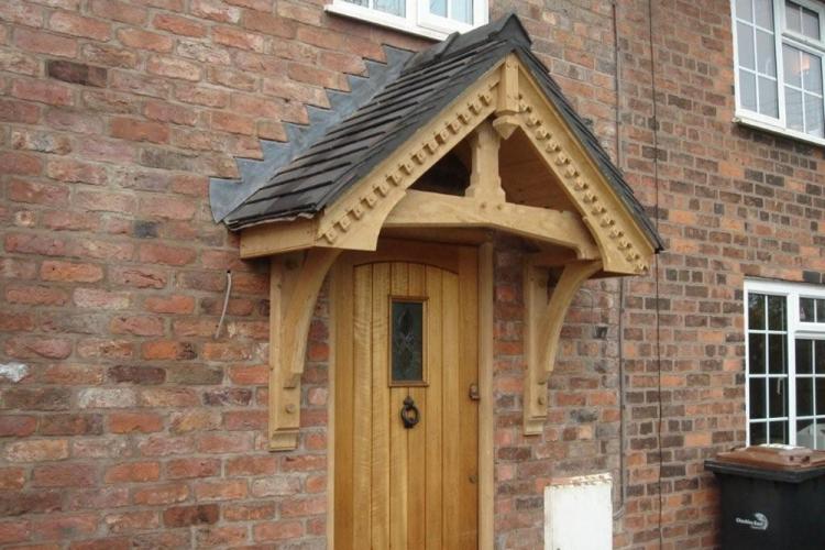 Auvent à faire soi-même au-dessus du porche en bois