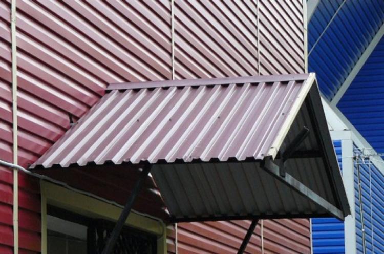 Visière à faire soi-même au-dessus du porche en carton ondulé