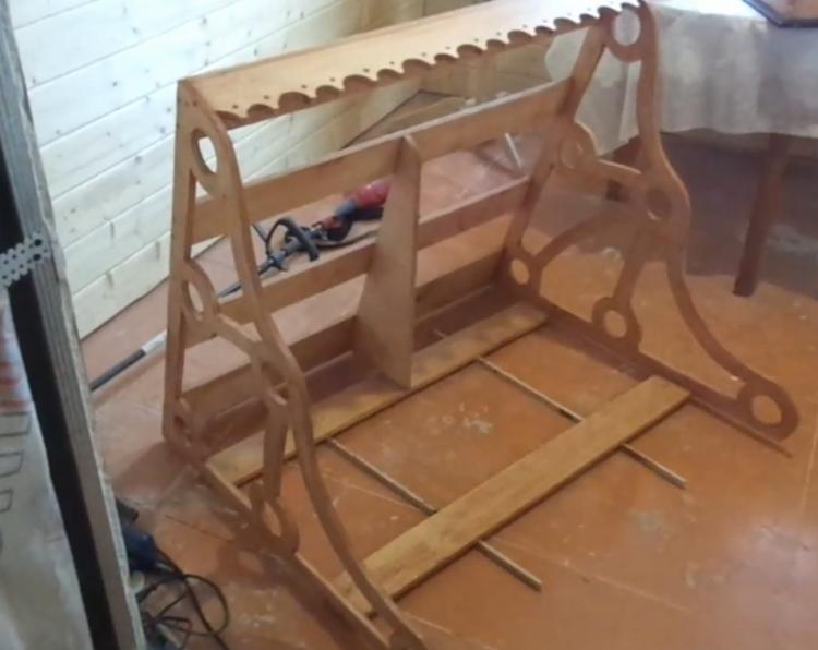 Visière en bois bricolage sur le porche