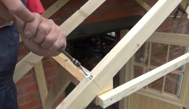 Auvent de pignon de bricolage au-dessus du porche