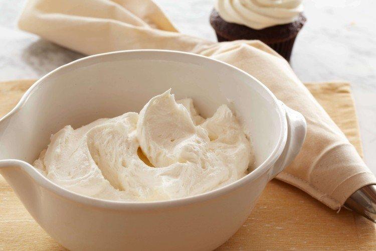 Crème crémeuse à la purée de pêches pour génoise - recettes