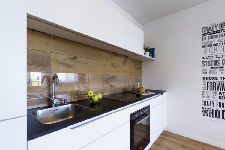 Stratifié sur le mur dans la cuisine - photo