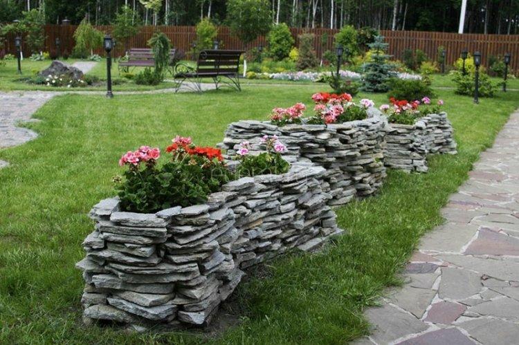 Pelouses et parterres de fleurs - Aménagement paysager de la zone suburbaine photo