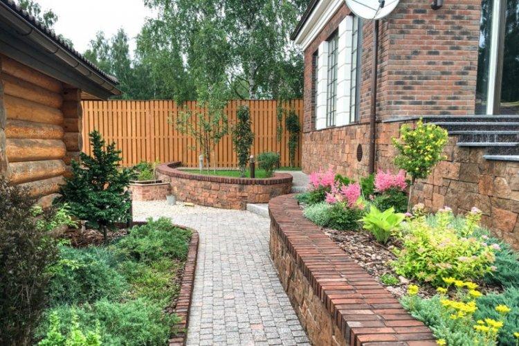 Allées de jardin - Aménagement paysager d'un chalet d'été photo