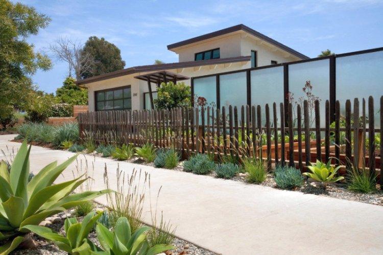 Clôture - Aménagement paysager de la zone suburbaine photo