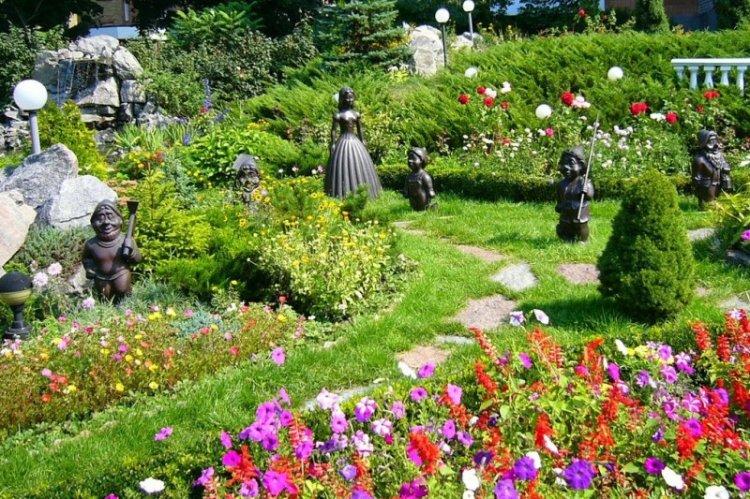 Sculptures et figurines - Aménagement paysager du quartier pavillonnaire photo