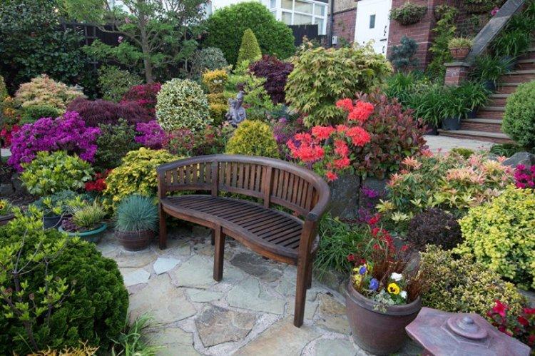 Bancs et balançoires - Aménagement paysager d'un chalet d'été photo