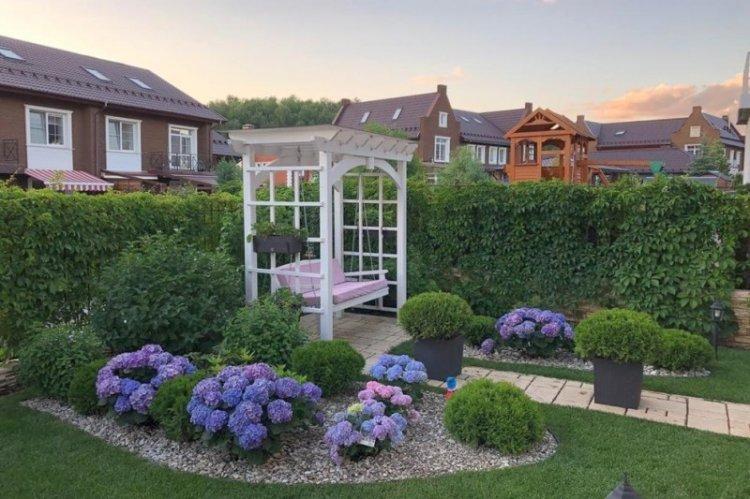 Bancs et balançoires - Aménagement paysager d'un chalet d'été photo