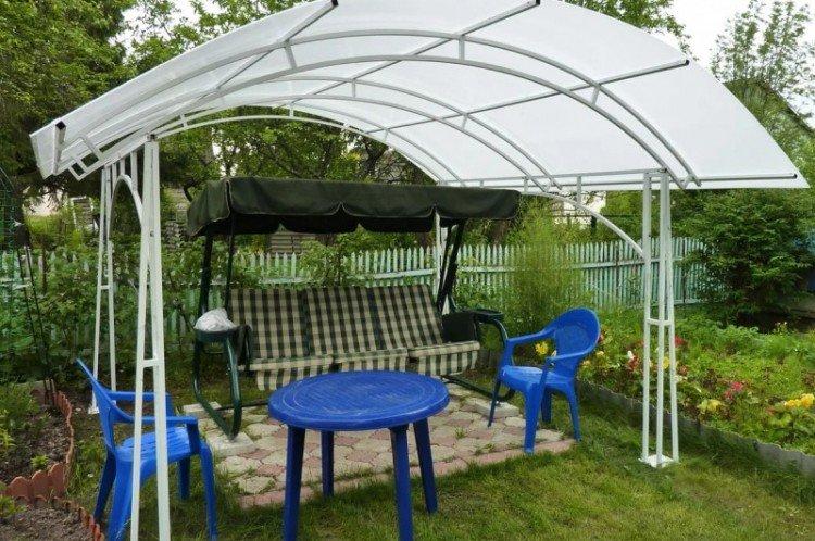 Bancs et balançoires - Aménagement paysager d'un chalet d'été photo