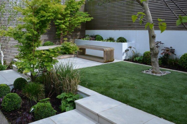 Bancs et balançoires - Aménagement paysager d'un chalet d'été photo