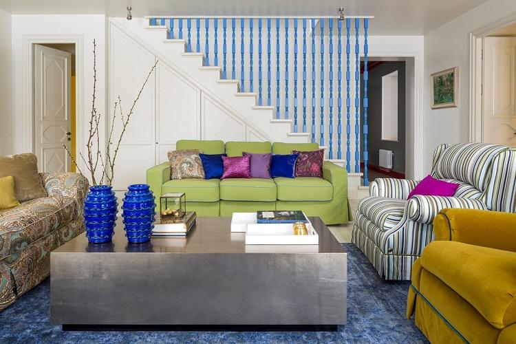 Escaliers menant au deuxième étage - photos d'intérieurs réels