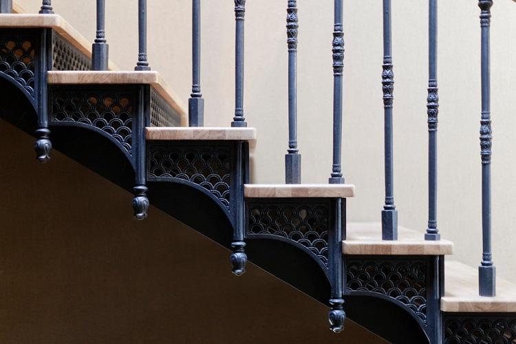 Escaliers menant au deuxième étage - photos d'intérieurs réels