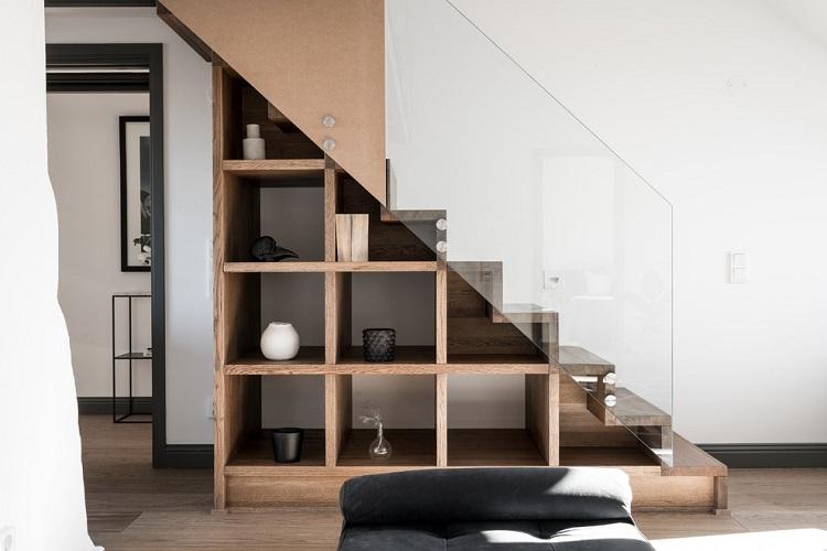 Escaliers menant au deuxième étage - photos d'intérieurs réels