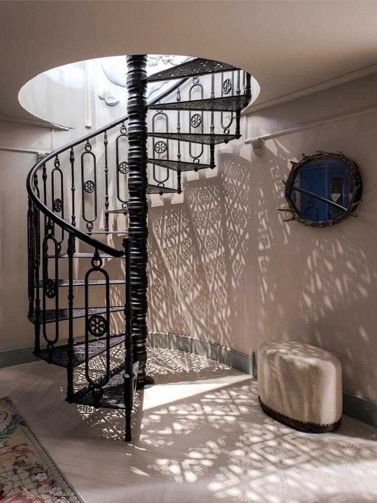 Escaliers menant au deuxième étage - photos d'intérieurs réels