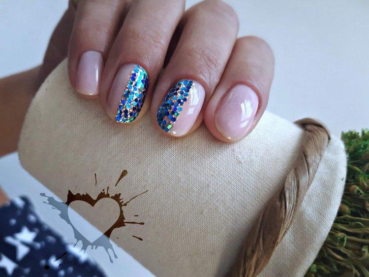 Manucure d'été 2020 avec des paillettes