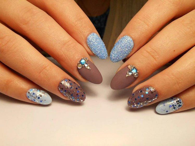 Manucure d'été 2020 avec des paillettes