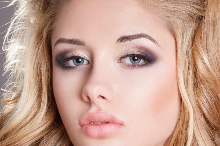 Maquillage yeux bleus et cheveux blonds