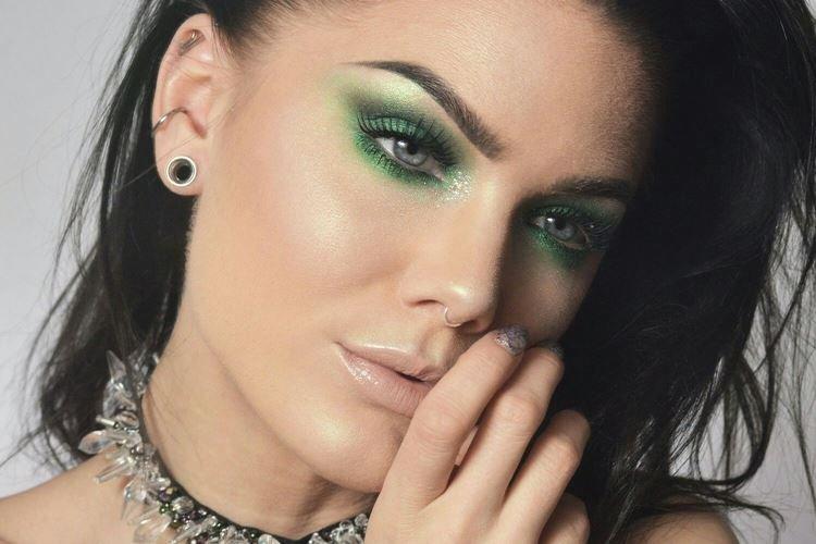 Qu'est-ce qui rend le maquillage des yeux verts différent ?