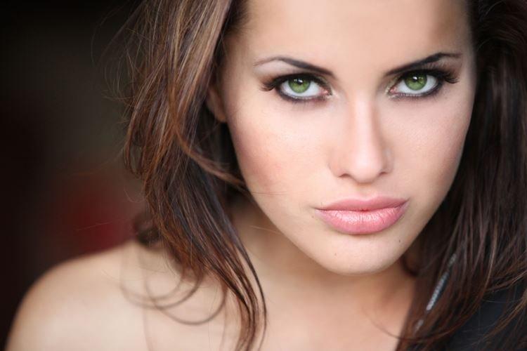 Maquillage pour les yeux verts aux paupières tombantes