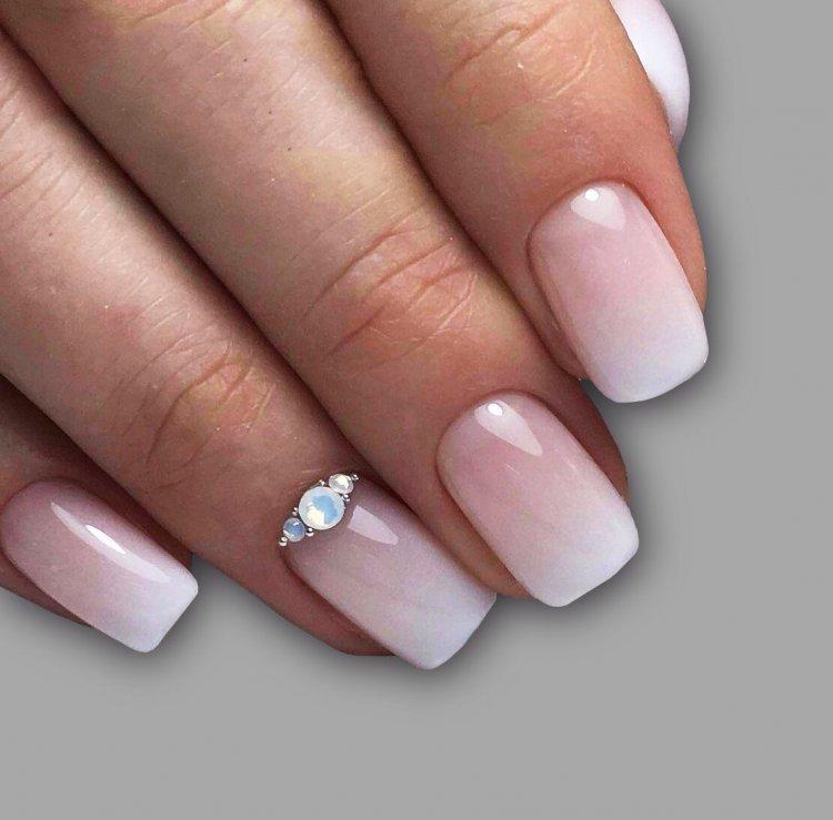 Français 2020 avec un dégradé - photo de manucure