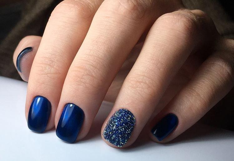 Manucure avec vernis gel pour ongles courts