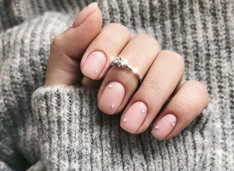 Manucure pour ongles courts - couleurs délicates