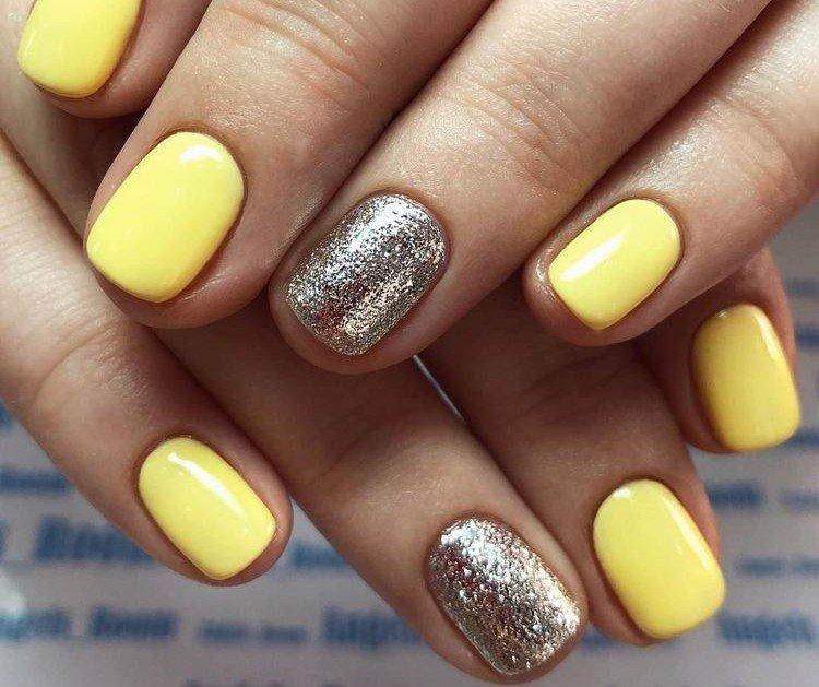 Manucure d'été pour ongles courts