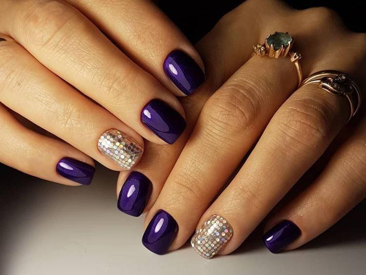 Manucure foncée pour ongles courts