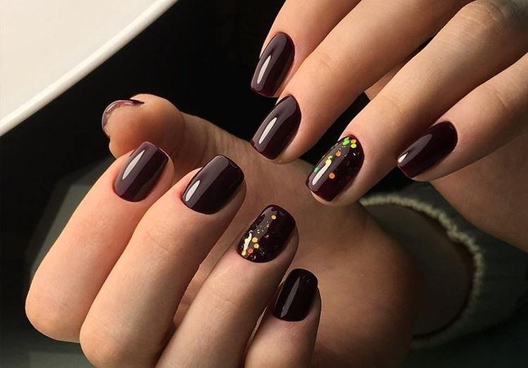 Manucure foncée pour ongles courts