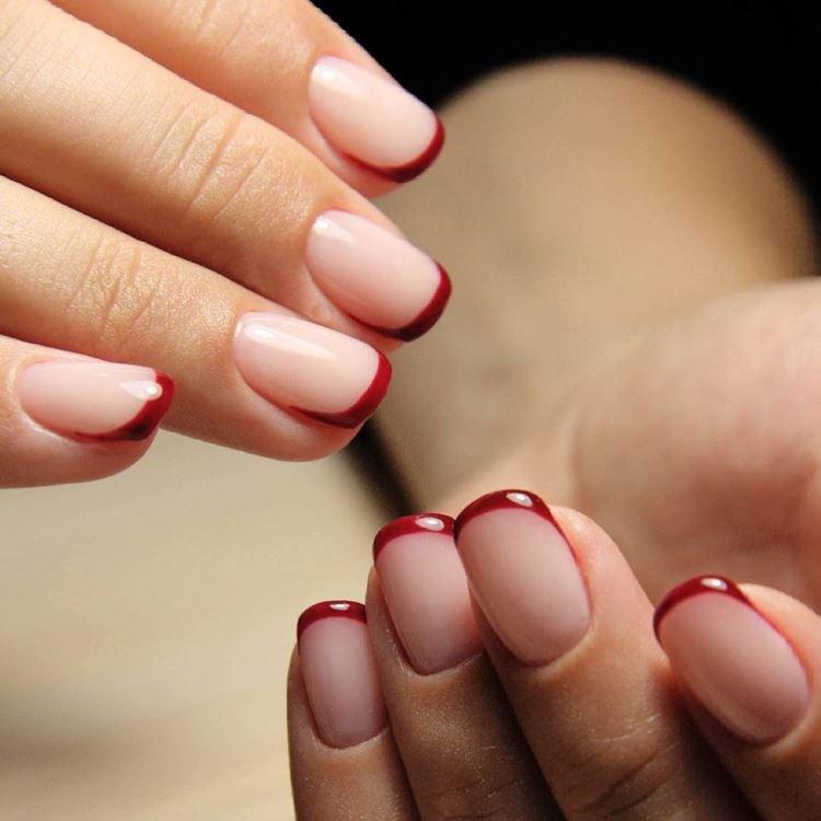 Manucure rouge pour ongles courts