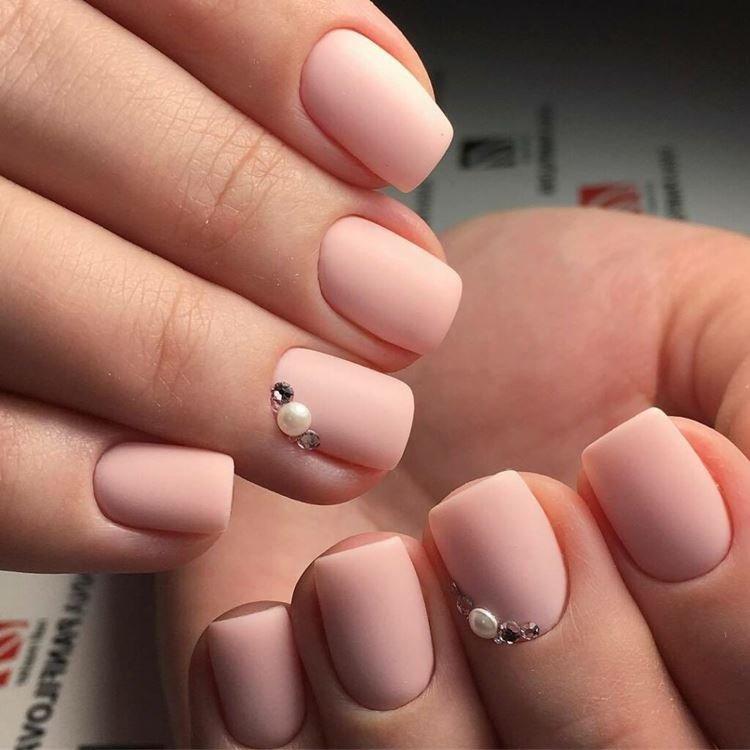 Manucure mate pour ongles courts