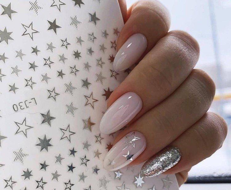 Manucure légère pour le nouvel an 2021