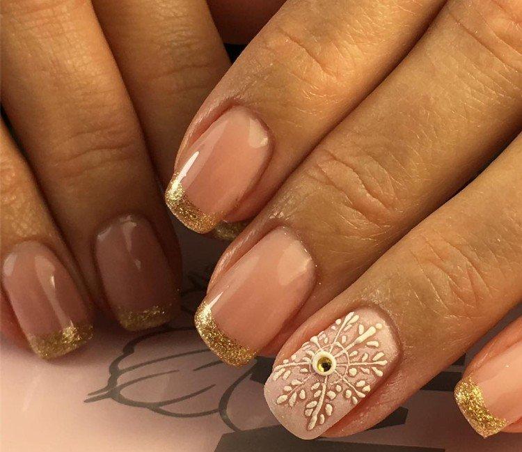 Manucure française pour le nouvel an 2021