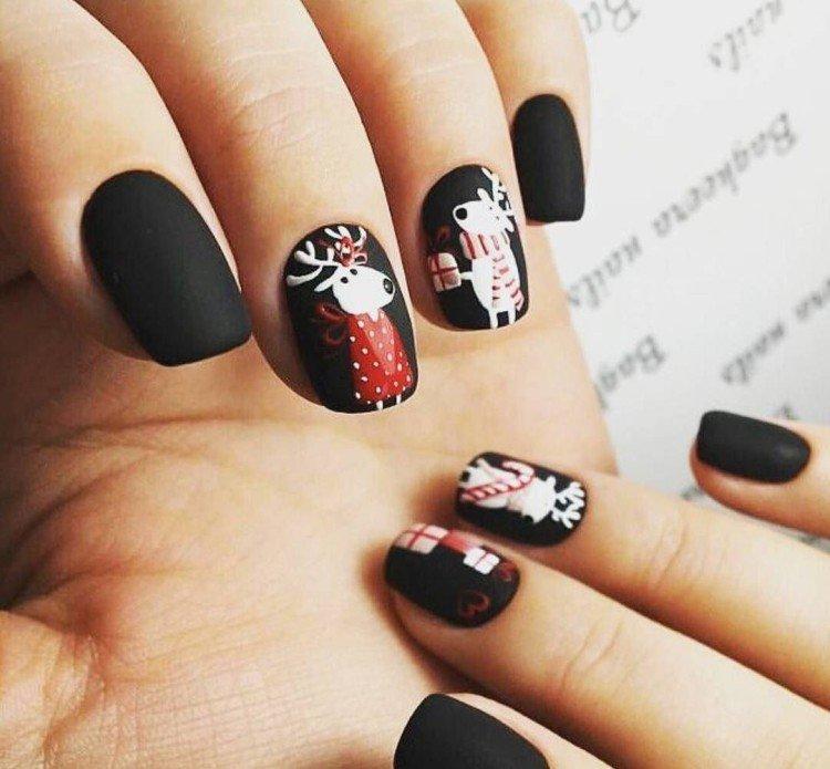 Manucure sombre pour le nouvel an 2021